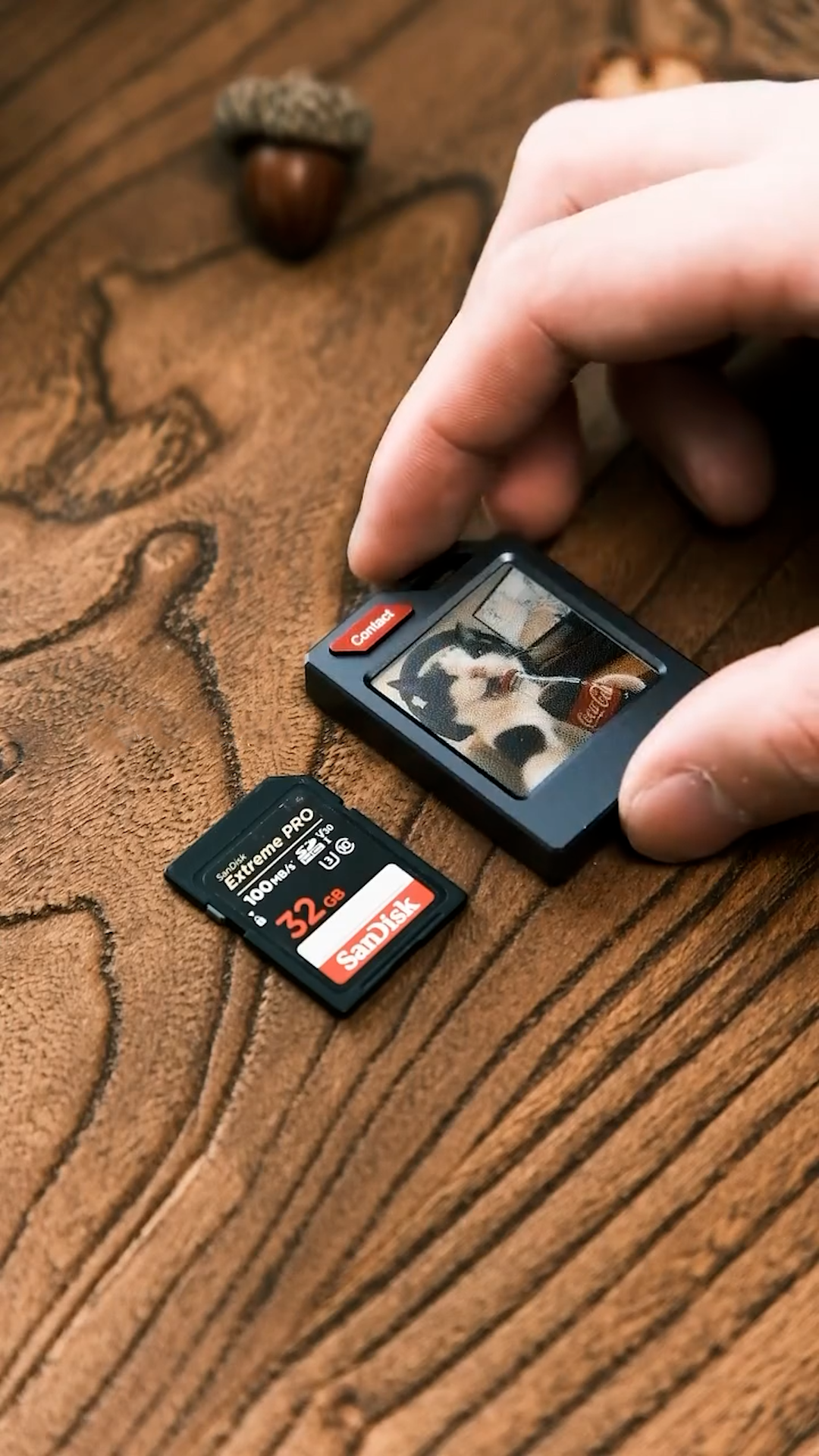 PhotoTag E-Ink Tracker